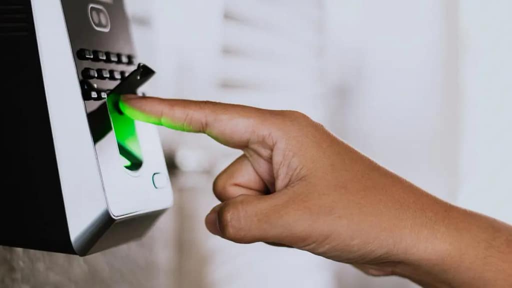 ¿Es legal fichar con huella dactilar en España? Lo que realmente dice la AEPD en 2026 2 Datos biométricos protegidos por el RGPD y huella dactilar laboral