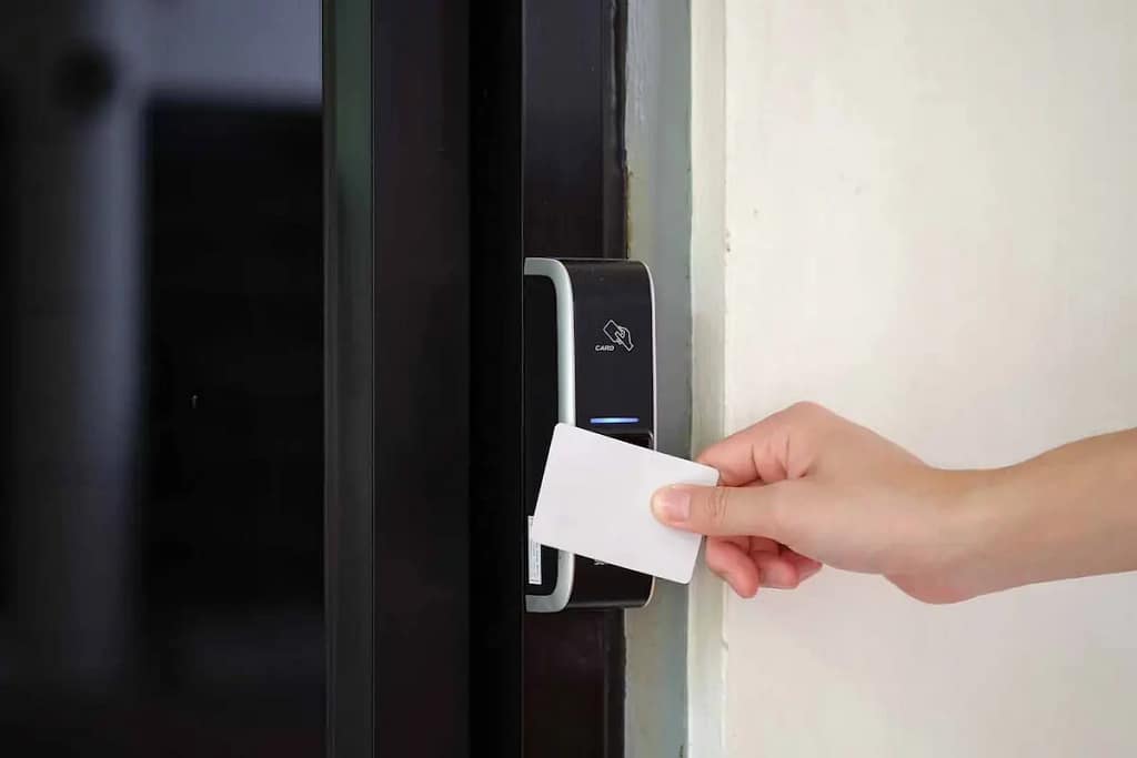 ¿Es legal fichar con huella dactilar en España? Lo que realmente dice la AEPD en 2026 4 Sistemas legales de control horario sin biometría