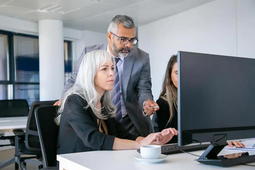 ¿Cuánto cuesta un delegado de protección de datos externo y cuándo es obligatorio? 1 Empresa analizando si necesita un delegado de protección de datos obligatorio