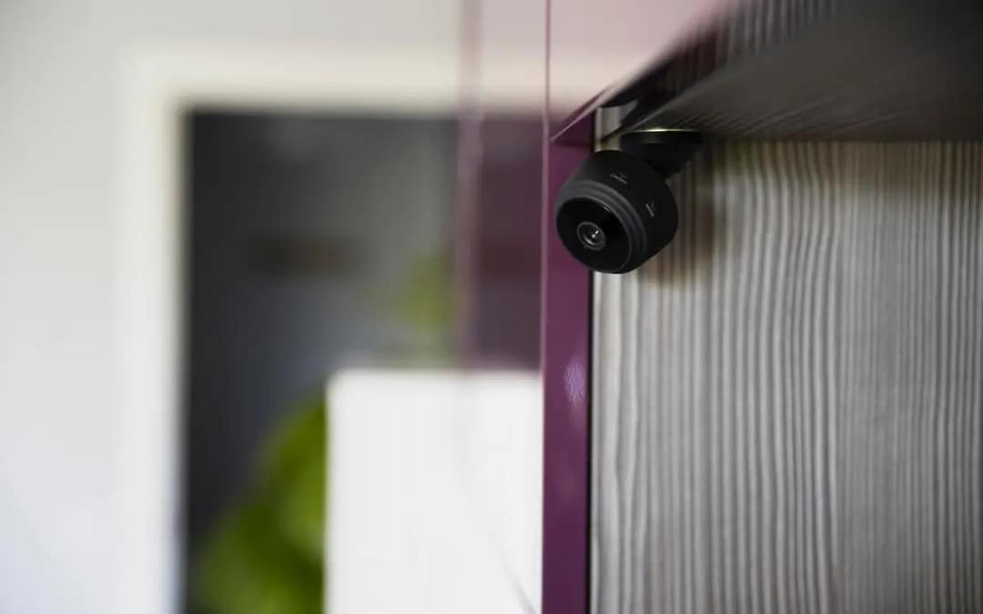 Cámara de seguridad instalada en empresa según normativa videovigilancia en España RGPD 2026