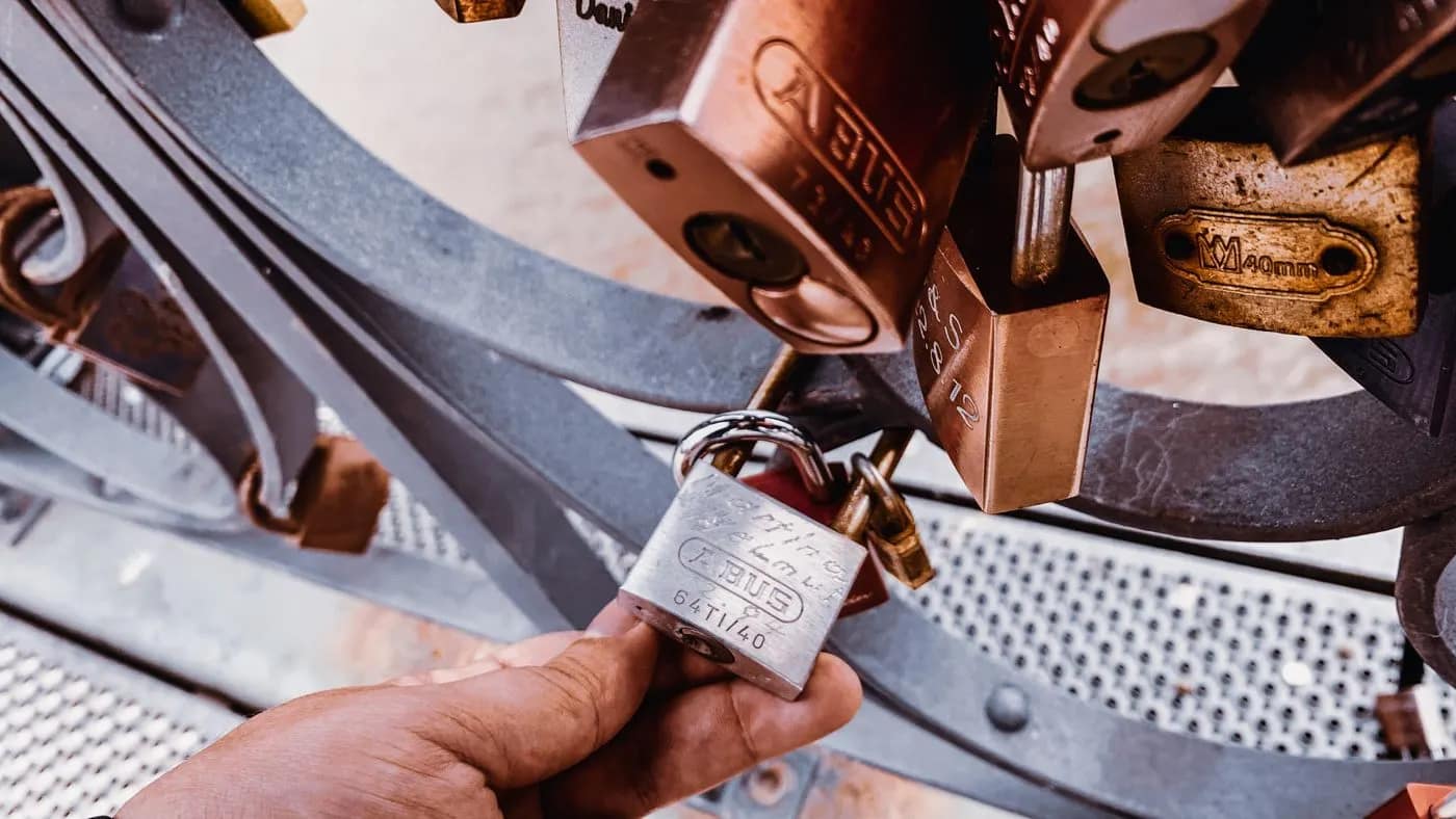 Candado de seguridad como símbolo de los controles del anexo A de la ISO 27001