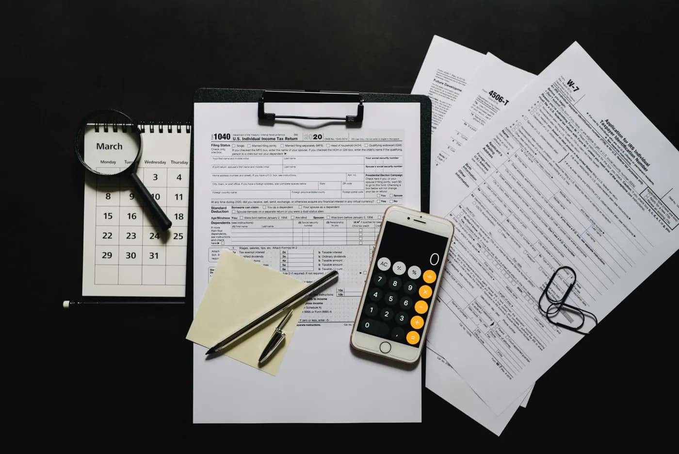 Documentación, calculadora y lupa para elaborar un manual de prevención de blanqueo